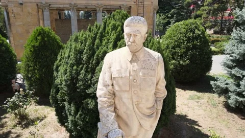 Flying over Monument of Joseph Stalin in front of the Joseph Stalin Museum 库存影片 141900495