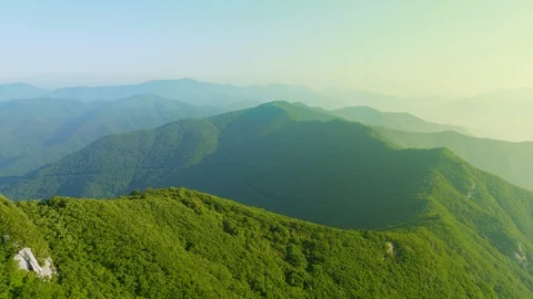 Flying over mountain backpackers and then breathtaking mountain view Vidéo 117021499