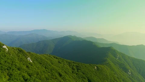 Flying over mountain backpackers and then breathtaking mountain view Vidéo 117022184