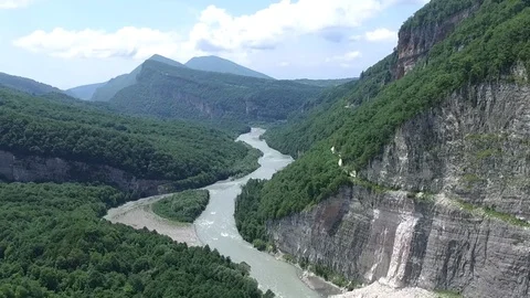Flying over the mountain gorge. The river in the woods 库存影片 88353601