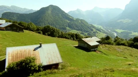 Flying over mountain huts Vidéo 40582439
