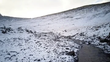 Flying over mountain river in winter Video stock 85523675