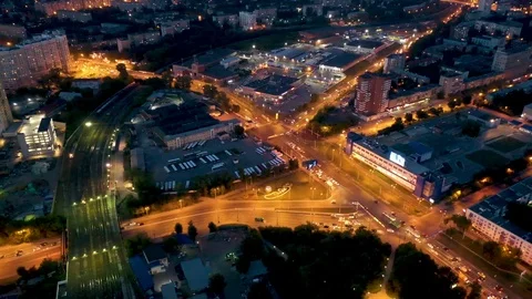 Flying over the night metropolis, the lights of the tracks, cars, downtown. 스톡 동영상 112874586