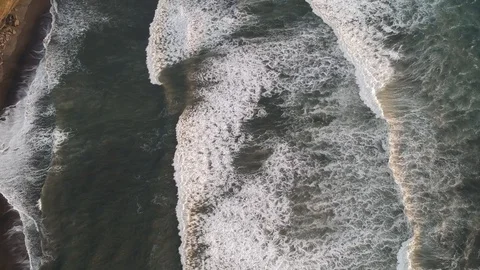 Flying over the ocean with white waves 库存影片 129572845
