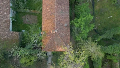 Flying Over The Old House Surrounded By Trees In The Countryside Vídeos de archivo 246745541