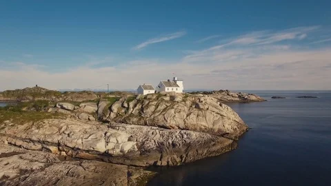 Flying Over Old Lighthouse Norwegian Fishing Village Of Henningsvaer Vidéo 81472997