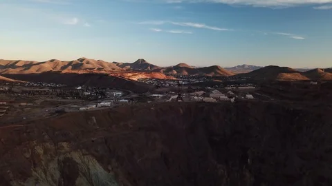 Flying over open pit copper mine in Bisbee, AZ toward Lowell 库存影片 101814141