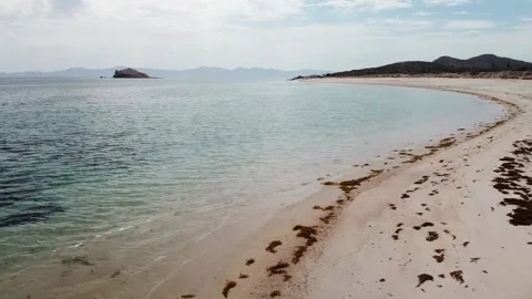 Flying over pardise beach, islands in back Vídeos de archivo 133095926