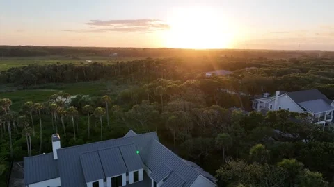 Flying over ponte vedra beach home dji mavik 3 cinema 4k 库存影片 243207948