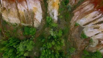 Flying over the quarry rocks Vidéo 85670270