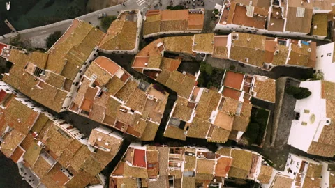 Flying over red roofs of small mediterranean town of Cadaques, Catalonia, Spain 库存影片 139499648