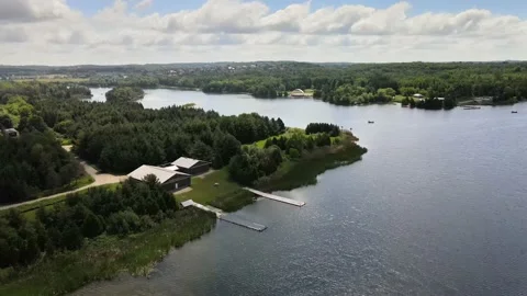 FLYING OVER THE RIVER BEAUTIFUL SUMMER DAY LAKE HOUSE Stockbeeldmateriaal 133772556