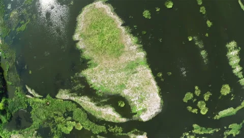 Flying over the river Vídeos de archivo 40050404