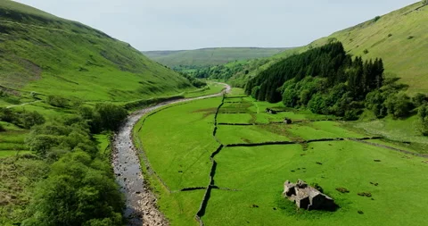 Flying over river Swale in Swaledale 動画素材 337027927