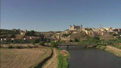 Flying over the river in Toledo  Video stock 778182