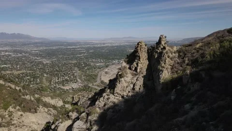 Flying over rock formation over Big Cottonwood Canyon in the Salt Lake Valley 스톡 동영상 153881154