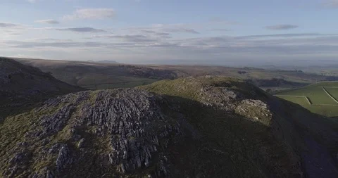 Flying over rocky terrain Video stock 86000328