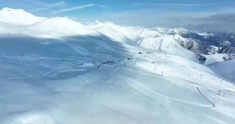 Flying over rope-way with gondolas in Gudauri, Georgia. Vídeos de archivo 172129023