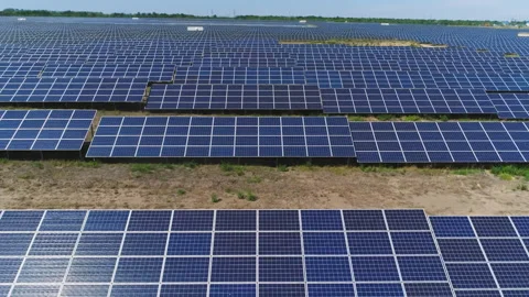 Flying over the rows of solar panels Video stock 153338492