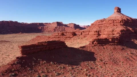 Flying over sandstone butte formations in utah desert area 库存影片 286803219