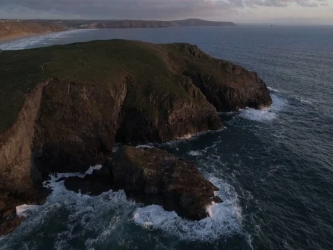Flying over the sea and cliffs with waves breaking against the rocks, coastline 스톡 동영상 77509986