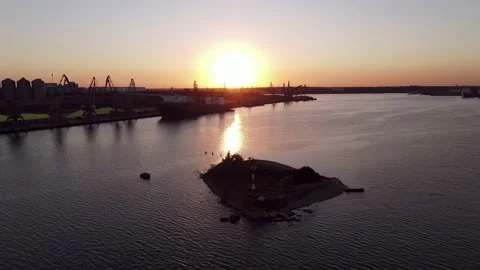 Flying Over the Seaport at Sunset. Harbor. Vídeos de archivo 135066357