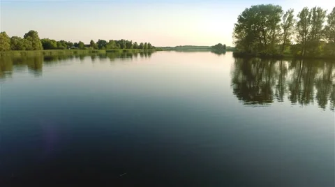Flying over the spring riverFlying over the river Vídeo Stock 40050191