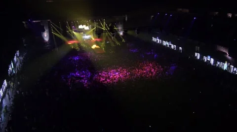 Flying over the stage and spectators at the concert. Vidéo 48702458