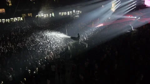 Flying over the stage and spectators at the concert. 库存影片 48702494
