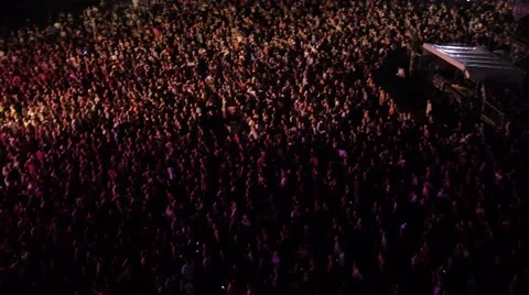Flying over the stage and spectators at the concert. Vidéo 58750525