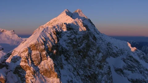 Flying over a steep mountain ridge in morning light Vídeos de archivo 102217441