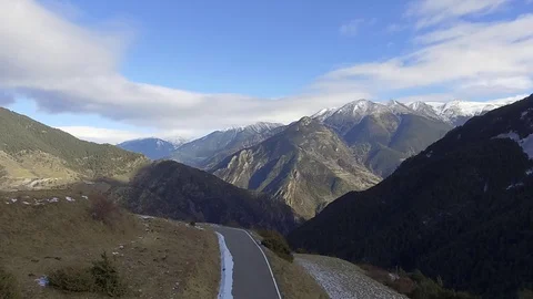FLYING OVER THE STREET WITH A PANORAMIC VIEW OF THE MOUNTAINS IN THE BACKGROUND 库存影片 101778985