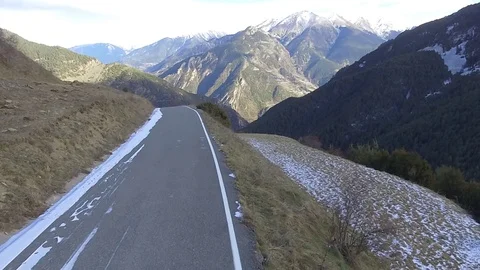 FLYING OVER THE STREET WITH A PANORAMIC VIEW OF THE MOUNTAINS IN THE BACKGROUND 库存影片 101778993