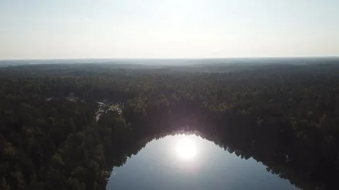 Flying over the sun. Reflection in the lake Streshno Vídeos de archivo 125891363