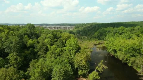 Flying over trees to Sinclair Dam on the Oconee River in Georgia Video stock 136179256