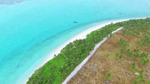 Flying over water, stone and sand beach in the Maldives. Vídeos de archivo 62067551