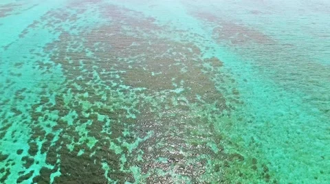 Flying over water, stone and sand beach in the Maldives. Vídeos de archivo 62068101