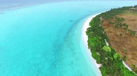 Flying over water, stone and sand beach in the Maldives. Stock-Footage 62068393