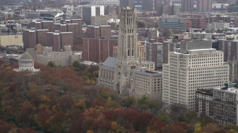 Flying past Riverside Church, Grant's Tomb at left in Riverside Park on New York Vidéo 59172329