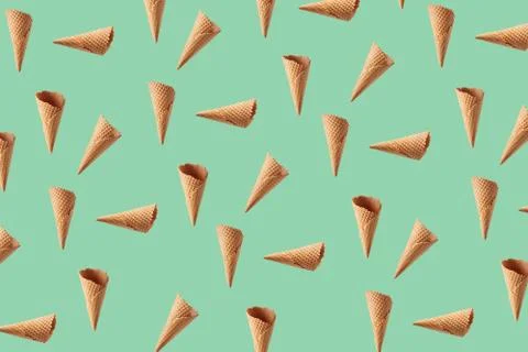 Flying pattern from crispy waffle cones for ice cream or gelato. Foto stock