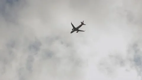 Flying plane in cloudy weather Vidéo 167589318