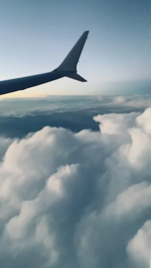 Flying in a plane Vídeos de archivo 312715182