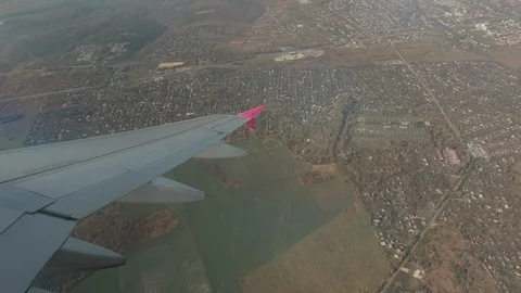 Flying by plane, high altitude, wing of aircraft, view on ground. Vídeo Stock 121311058