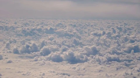 Flying a plane over a large number of small clouds. Vídeos de archivo 78837324