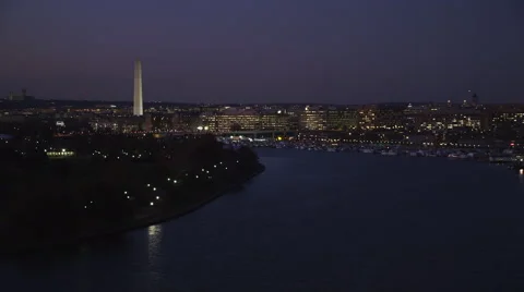 Flying up Potomac River toward Gangplank Marina and Tidal Basin in Washington DC Vídeos de archivo 59191691