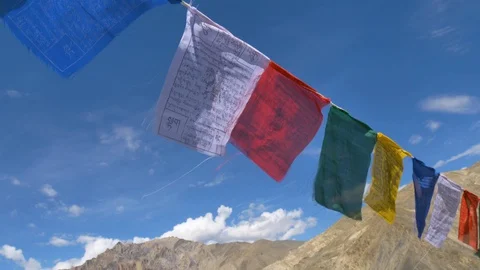 Flying prayer flags Vídeo Stock 127663513