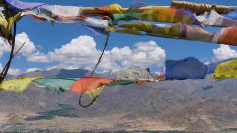 Flying prayer flags with landscape Vídeo Stock 127659896
