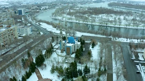 Flying on quadrocopter around a mosque with a blue dome on the central square of 스톡 동영상 240530561