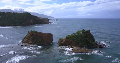 Flying in the rain over the cliffs of the Calibishie coast in Dominica  Video stock 168281044