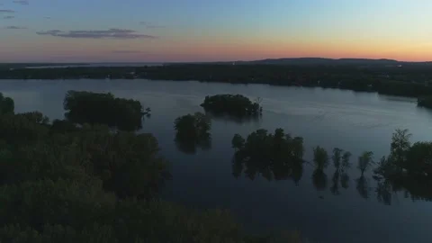 Flying up revealing a dramatic sunset 動画素材 136423565